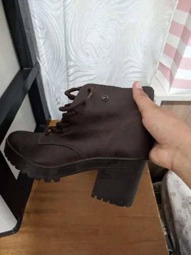 Bota feminina de salto baixo 