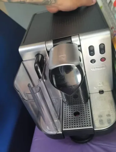 Cafeteira NESPRESSO, COM DEFEITO + TRANSFORMADOR DE VOLTAGEM FUNCIONANDO NORMALMENTE