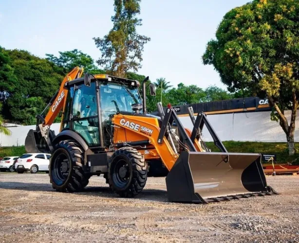 Retroescavadeira Case 580N 23/23 - IMPECÁVEL