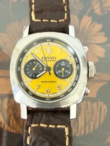 Relógio Ferrari amarelo automático
