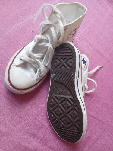 Dois pares de sapatos menina ,em ótimo estado numeração 27e 28 e 29 e 30
