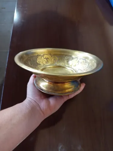Centro de mesa em metal dourado 