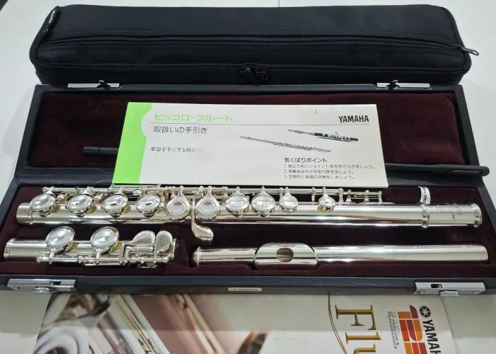 Flauta transversal Yamaha yfl 411 prata maciça seminova