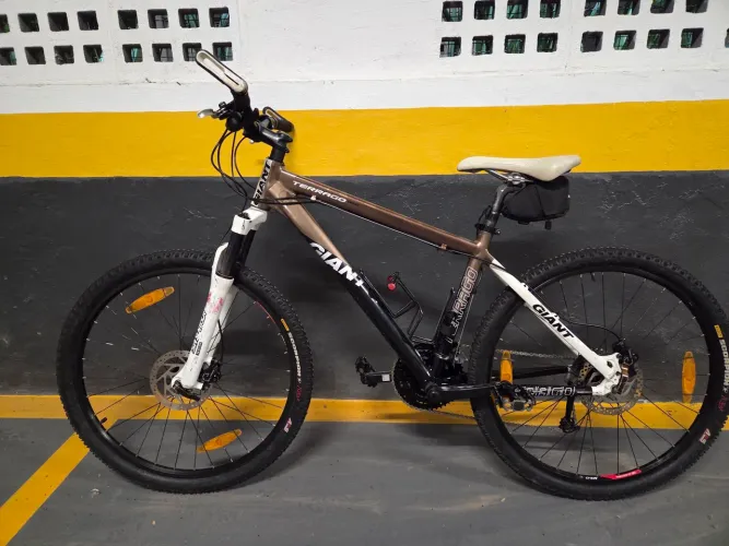 Bicicleta Giant Terrago - Tamanho M - Aro 26