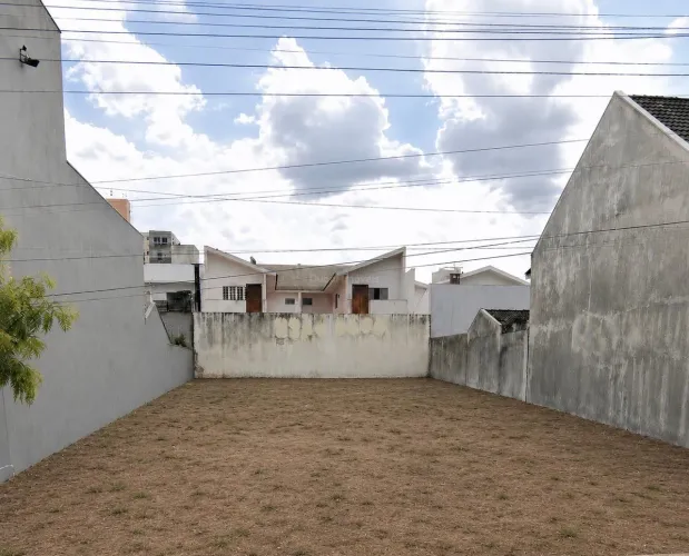 Terreno à venda plano e pronto para construir em região valorizada