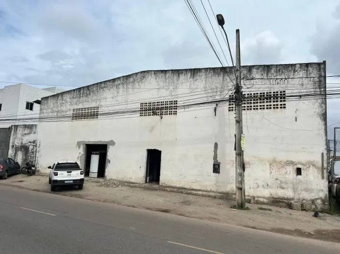 Galpão com 800 m2, PD 6 m, 1 doca, 1 vaga pra caminhão na lateral