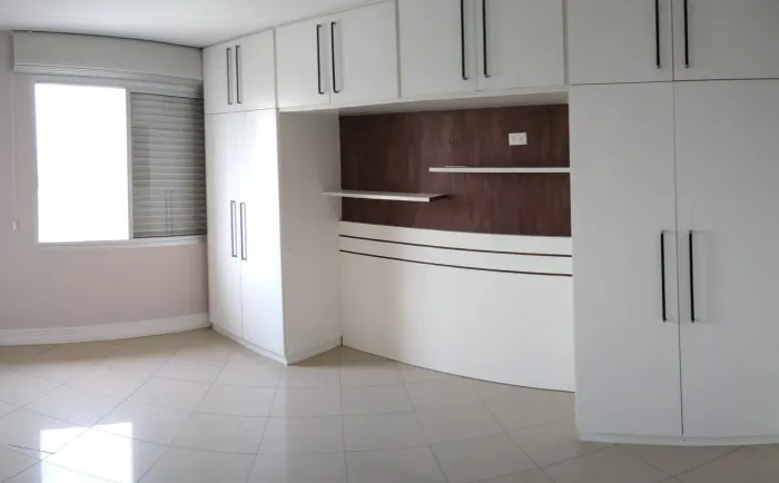 Apartamento com 2 dormitorios com armarios, cozinha com armarios, proximo de transportes p