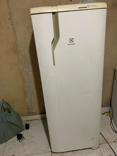 Vende-se geladeira funcionando tudo perfeitamente entrego