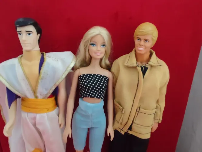 Dois Ken e uma Barbie