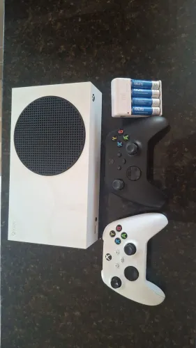 Xbox Series S + 2 CONTROLES