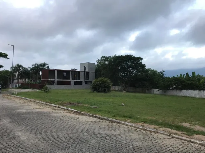 Terreno com 451,67m² em condomínio fechado no bairro Ratones