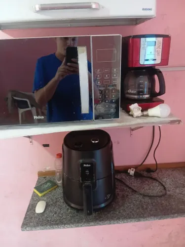 Micro-ondas, air fryer, cafeteira e bancada de mármore!
