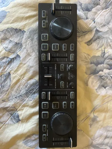 DJ controladora CMD micro behringer