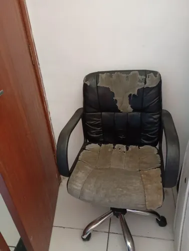 Vendo cadeira de escritório giratória.