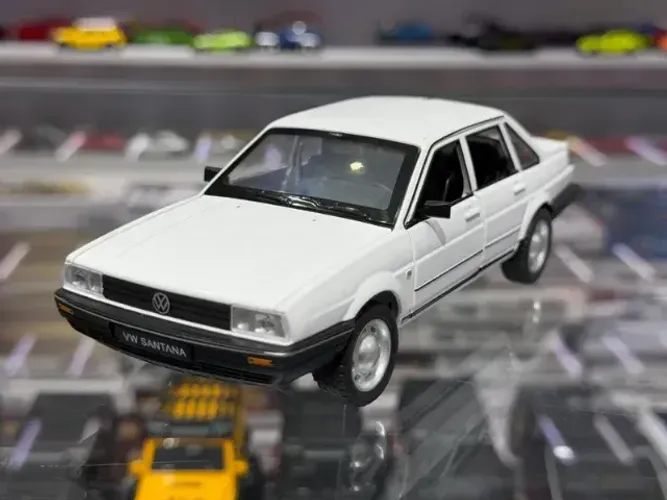 Miniatura Volkswagen Santana branco 1:24 som e luz