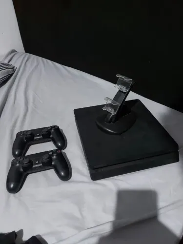 Vídeo game PS4 Slim, bloqueado.