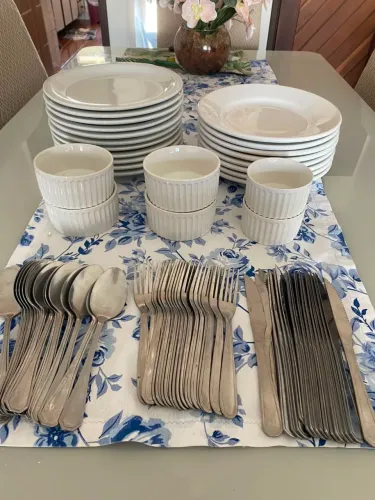 Pratos, talhes e ramequins de louça. Utensílios para restaurante.