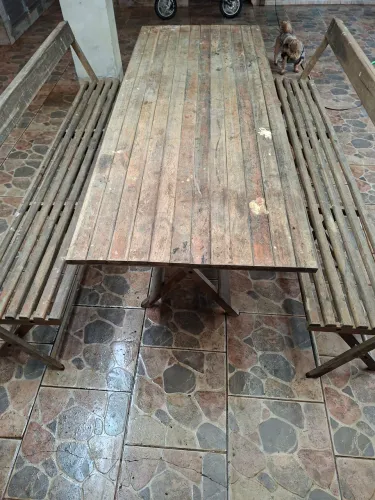 Mesa e bancos de madeira dobráveis