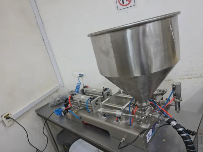 Envasadora de pastosos e compressor