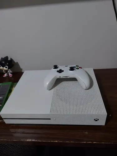 Xbox One S + 2 Jogos