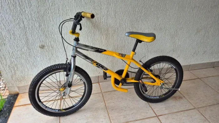 Bicicleta BMX DNZ Freestyle - Aro 20 (Amarela e Cromada)