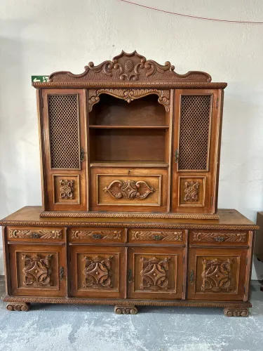 Arca detalhada em madeira maciça