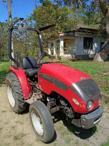 Trator Agrale 4100 ano 2010 . implementos carroça basculante e grade niveladora