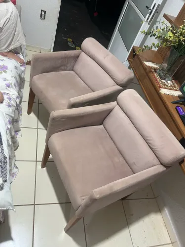 Poltronas de Madeira com Estofado - Confortáveis e Elegantes
