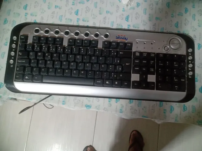 Teclado de computador, não é de USB a entrada.