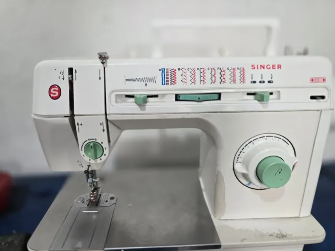 Máquina de Costura Singer Facilita Pro 2918 Portátil 220V