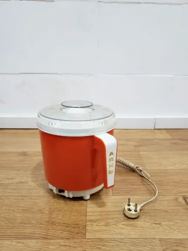 Espremedor de Laranja Vintage,  marca Arno, cor Vermelha,  funcionando 
