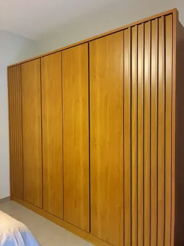 Guarda Roupa Barcelona Ripado 6 Portas de Madeira