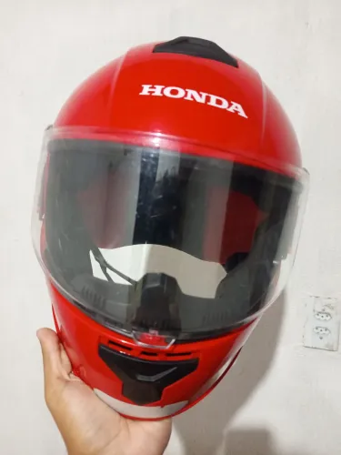 Vendo capacete da marca Honda, na cor vermelha.