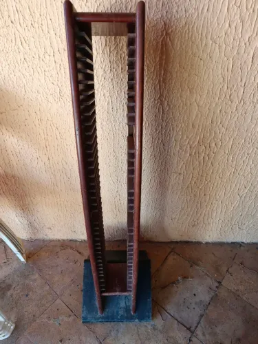 Porta-CD de Madeira Curvo - 120 cm de Altura