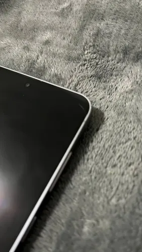 Samsung Galaxy S25 FE em perfeito estado com um arranhão na parte superior da tela origi