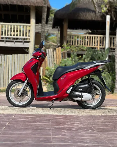 Vendo Moto Honda SH 150i Deluxe, única dona, pago, completa.
