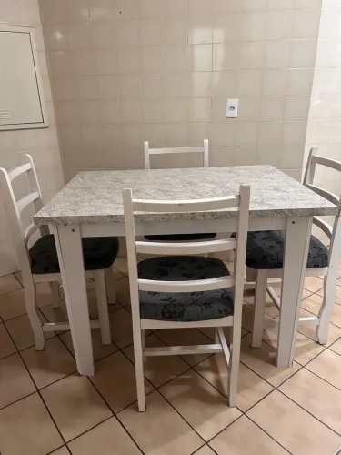 Mesa + 4 cadeiras 