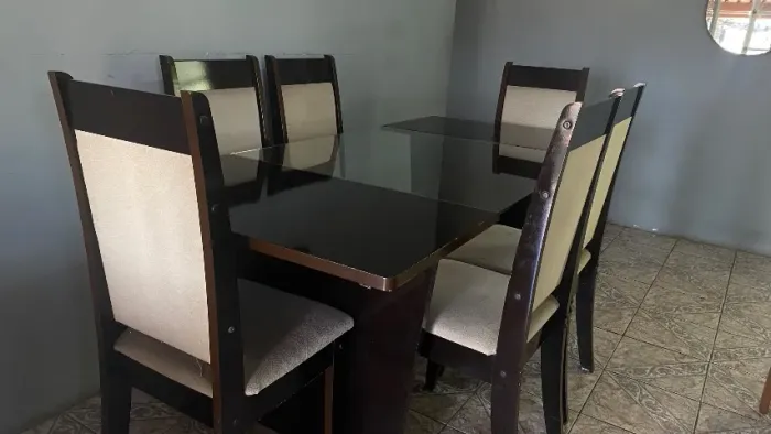 Mesa de Jantar 6 lugares com tampo de vidro - Amadeirada escura
