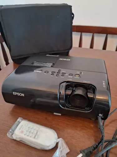 Projetores Epson e Sony