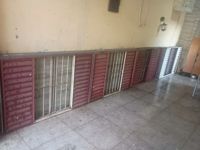 4 Janelas com vidros e grades 180$ Cada ou 650 todas