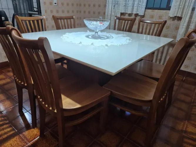 Mesa, cadeiras e buffet