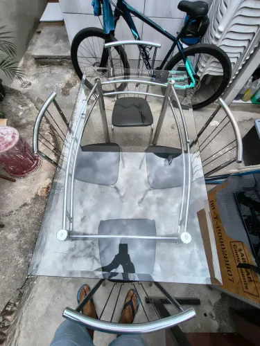 Vendo mesa com quatro cadeiras de inox porém sem o vidro o mesmo quebrou