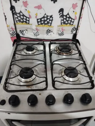 Vende-se fogão de quarto bocas
