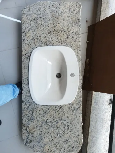 Balcão de Banheiro c/ Pia de Cerâmica Deca e Mármore Medindo 1,20 metros