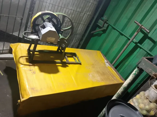 MÁQUINA DE CALDO DE CANA BOTINI B120 ? R$ 700