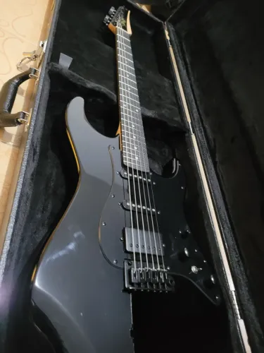 Guitarra Seizi Katana blindada, regulada e acompanha hard case