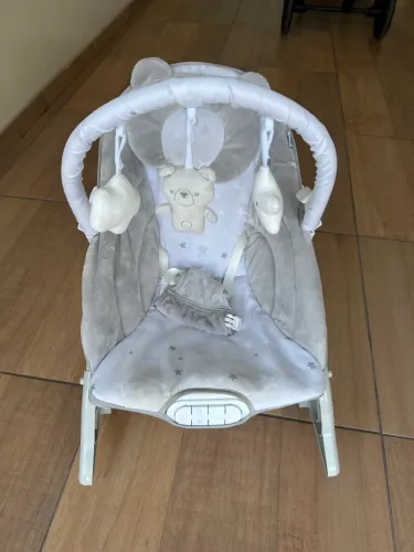 Cadeira de Descanso Musical Urso Polar Até 18kgs cor cinza e branco Maxi Baby