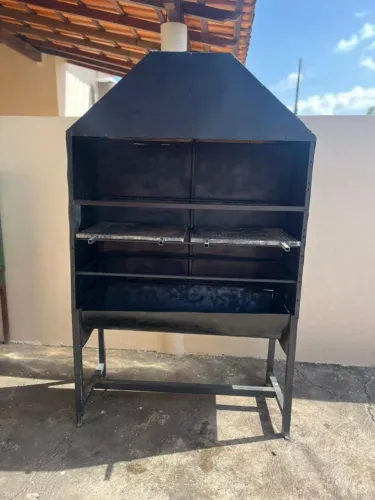 Vendo essa churrasqueira grande , com chapa bem grossa de ferro , ótima para assadao ,.