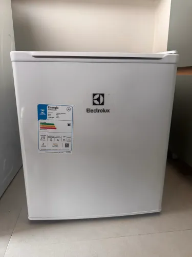 Frigobar Electrolux 47L Efficient com Controle de Temperatura Cor Branca EM50