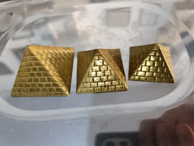 Pirâmides antigas metal 